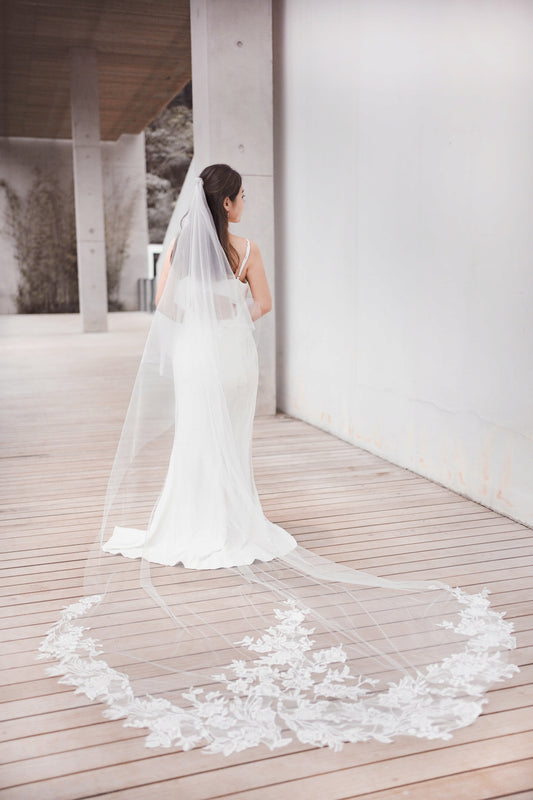 HazeLand Bridal 的拖尾蕾絲頭紗