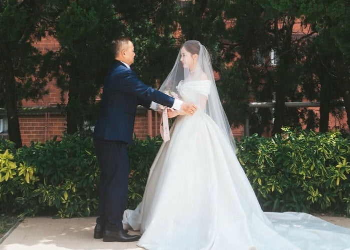 香港新娘穿大裙擺緞面婚紗並手持花球