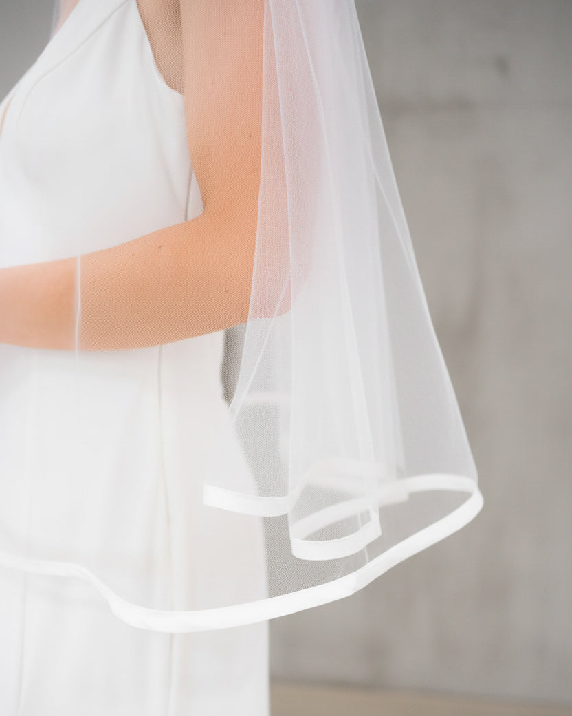 新娘秘書推薦：極簡細肩帶婚紗（Minimalist slip dress）搭配雙層緞帶滾邊短頭紗（Ribbon edge veil）的優雅法式輕婚禮造型