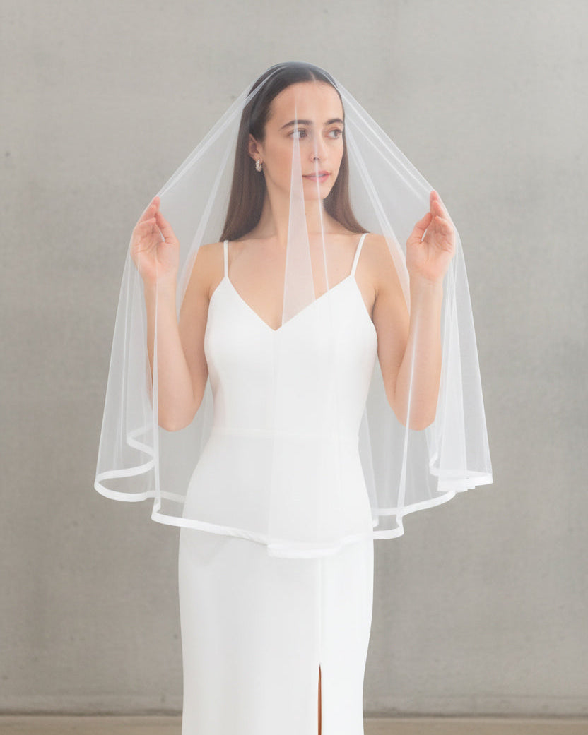 香港新娘簡約輕婚紗造型：雙層短款緞帶滾邊頭紗（Ribbon edge two-tier short wedding veil）配襯法式復古出門紗禮服