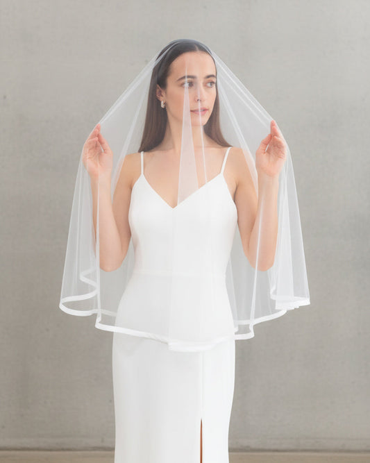 香港新娘簡約輕婚紗造型：雙層短款緞帶滾邊頭紗（Ribbon edge two-tier short wedding veil）配襯法式復古出門紗禮服