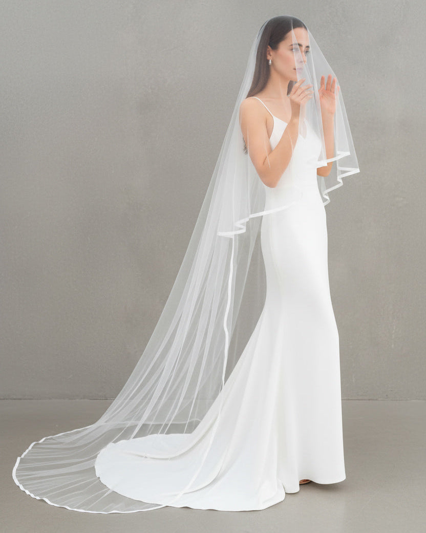 香港婚紗配飾：新娘雙層緞帶滾邊頭紗（Ribbon Edge Wedding Veil）搭配歐式簡約婚紗禮服造型