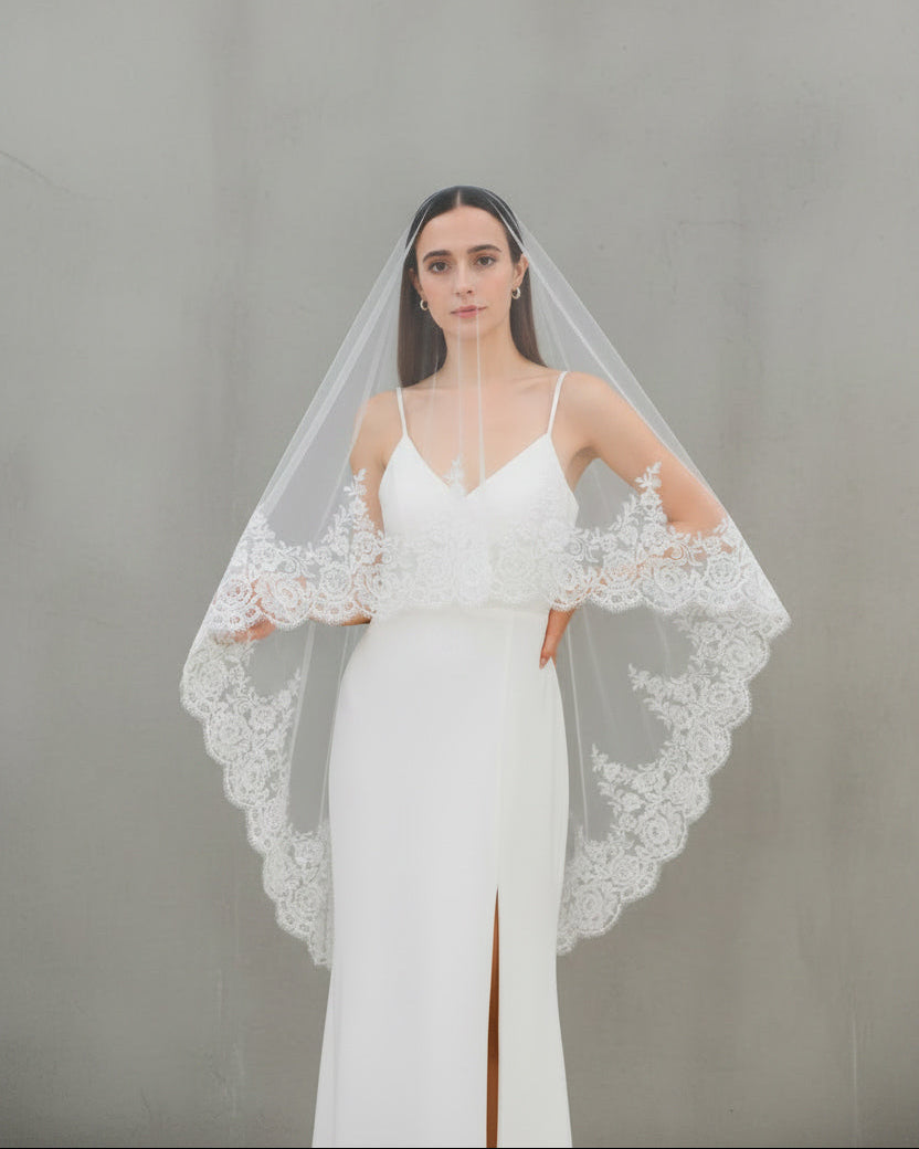現代極簡風新娘配飾：雙層中長款蔓延蕾絲頭紗（Two-tier fingertip lace wedding veil）搭配歐式緞面吊帶婚禮出門紗造型