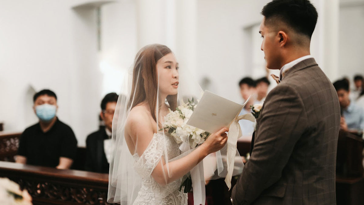 教堂證婚宣讀誓詞交換戒指，新娘戴極清面紗近鏡特寫