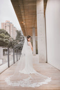 教堂證婚 March-in 進場造型，新娘戴 300cm 復古蕾絲大拖尾長頭紗