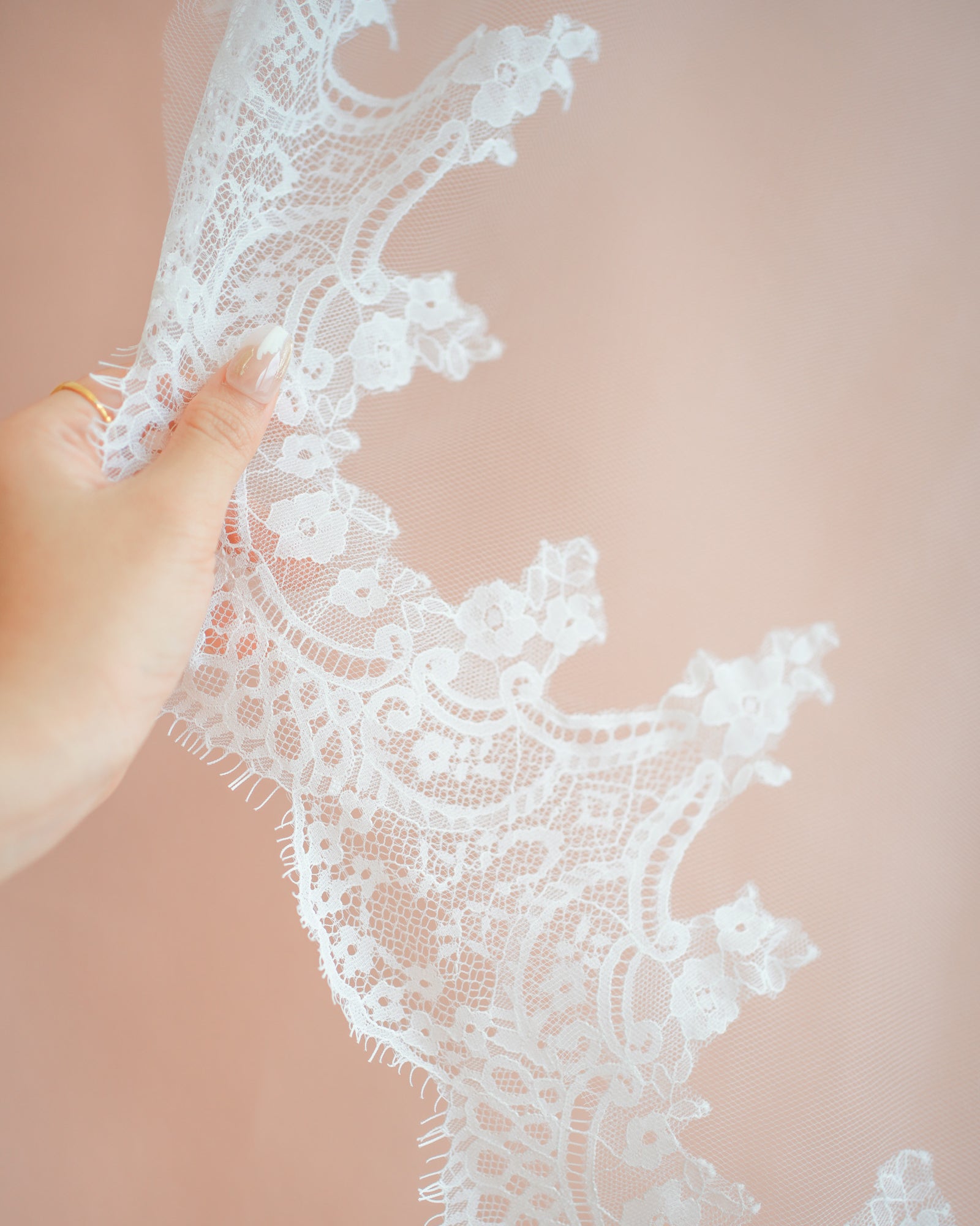 睫毛蕾絲 Chantilly Lace 圍邊頭紗特寫，展現新娘熱愛lace的精緻細節