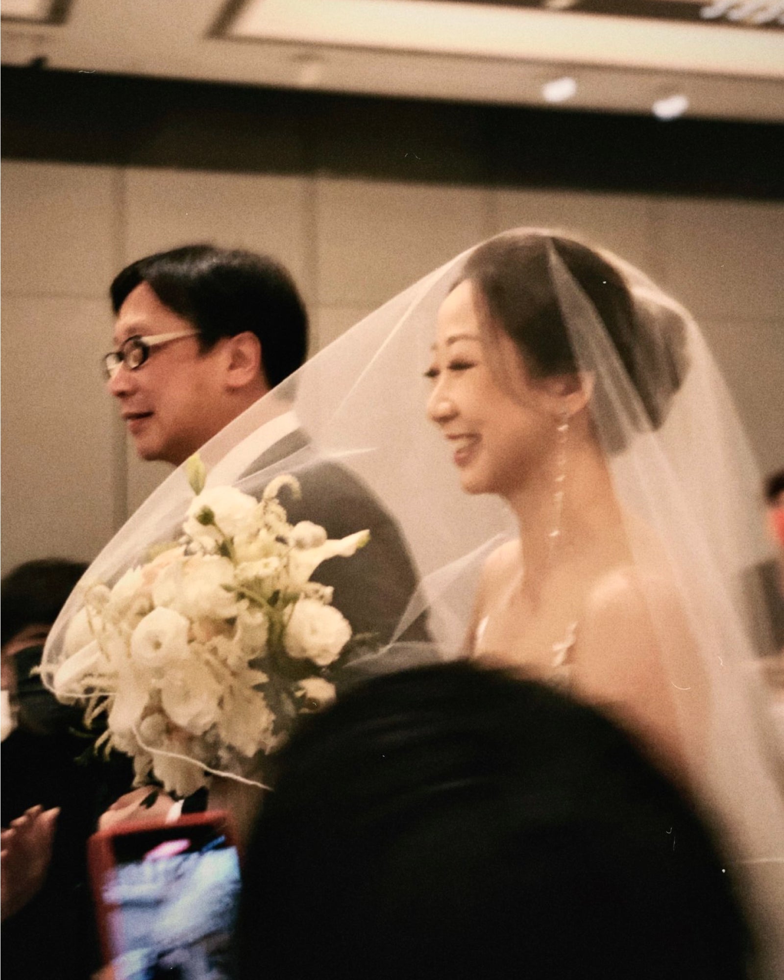 香港小型婚禮西式婚宴進場，新娘穿輕婚紗戴 迷你圍邊短頭紗和珍珠耳環